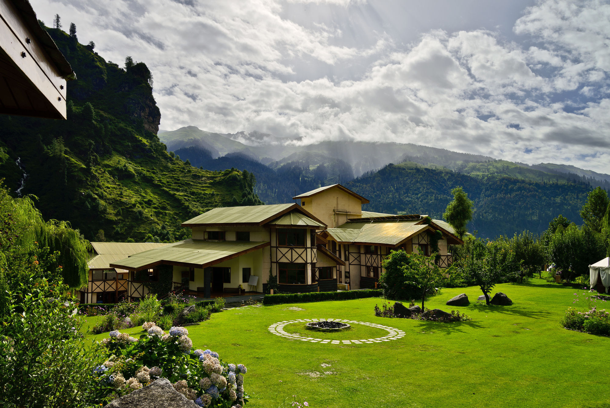 Solang Valley Resort Palchan Екстер'єр фото